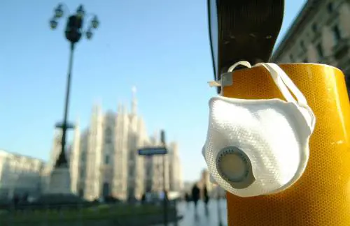 Il bluff del Comune sullo smog. Ferma le auto ma taglia i mezzi