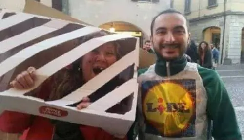 Si travestono da rom ingabbiata e da dipendente della Lidl. Il sindaco: "A Carnevale ogni scherzo vale"