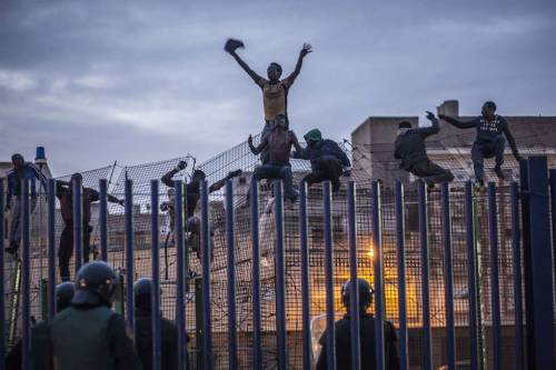 Spagna, 300 migranti assaltano il confine di Melilla