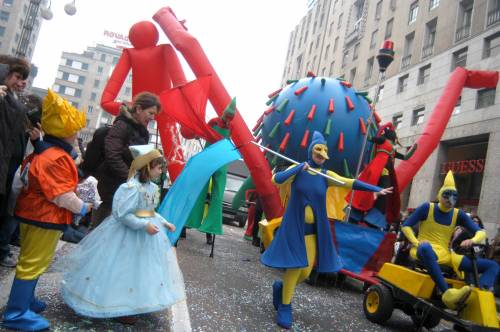 Maschere, clown, carri. L'allegria del Carnevale contagia tutta la città
