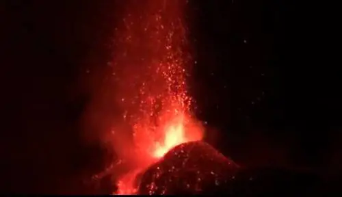Fontane di lava ed esplosioni: ecco lo spettacolo che sta regalando l'Etna