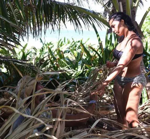 Isola dei Famosi, Nancy è con Raz: "Basta, non è un cane. Non provate più a lanciargli le cose"