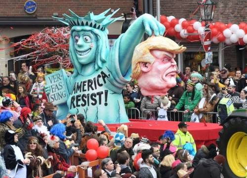 Il carnevale tedesco "decapita" Trump