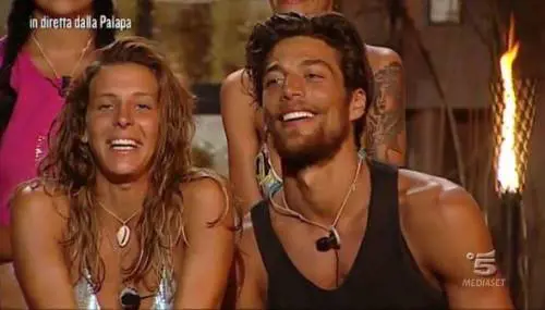 "Giulia Calcaterra avvinghiata con il tronista Fabio. Come la prenderà il suo fidanzato?"