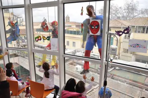 Supereroi acrobati arrivano dal cielo: il Carnevale dei pazienti del Bambino Gesù