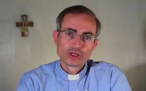 Scrive libro su gay e aborto . Censurato il frate cattolico