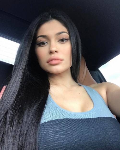 Kylie Jenner, lato b per lo shop online