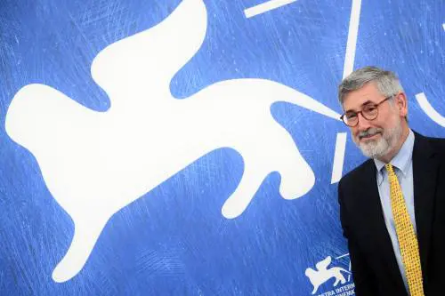 "Razzismi e fanatismi? Io non li capisco, allora ci rido sopra"