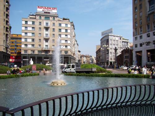 Ratti e abbandono: nel cantiere San Babila arriva anche "Striscia"