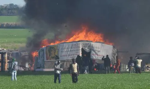 A fuoco la favela degli immigrati Siamo al caporalato di Stato