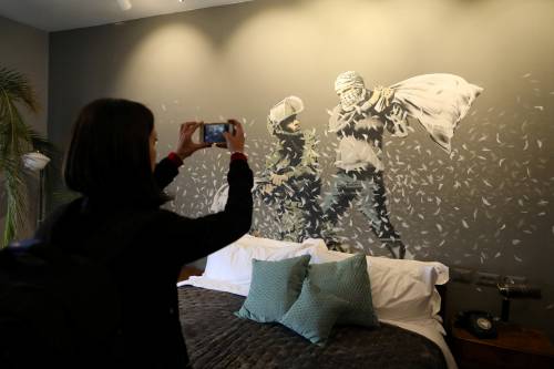Banksy apre albergo a Betlemme