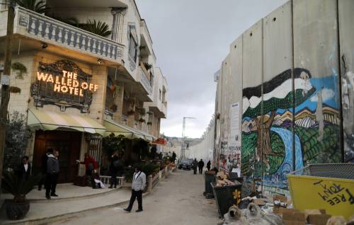 Banksy apre un hotel a Betlemme: vista muro
