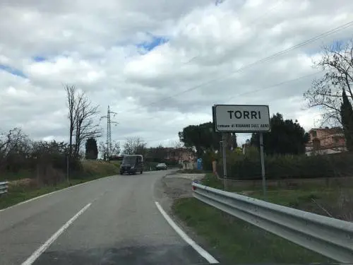 Tra diavolo e acqua santa: Rignano divisa su babbo Tiziano