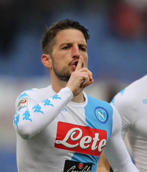 Mertens inguaia la Roma: il Napoli vince 2-1 e la Juventus gongola