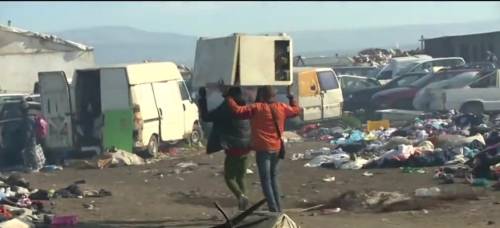 Sgomberato il ghetto di Rignano. Ma i migranti: "Restiamo qui"