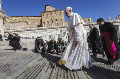 Il Papa: "Usiamo la Bibbia come il cellulare: sia sempre con noi"