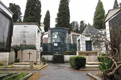 Il mausoleo di Claretta Petacci al Verano