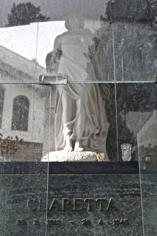 FOTO Il mausoleo di Claretta Petacci al Verano ilGiornale.it FOTO Il mausoleo di Claretta Petacci al Verano ilGiornale.it