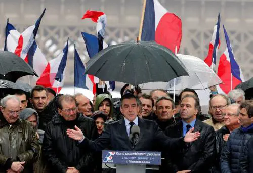 Fillon si aggrappa alla piazza. Ma oggi è il giorno del giudizio