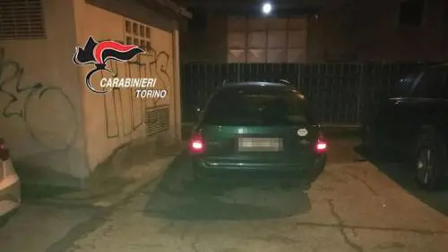 Lascia il figlio da solo in auto e va a ballare in discoteca: arrestato padre 35enne