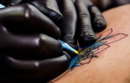 Tatuaggi e inchiostri potenzialmente pericolosi: controlli dei Nas in tutta Italia