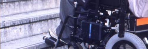 Negano la pensione di invalidità a disabile senza gambe: "Puoi salire le scale con le braccia"