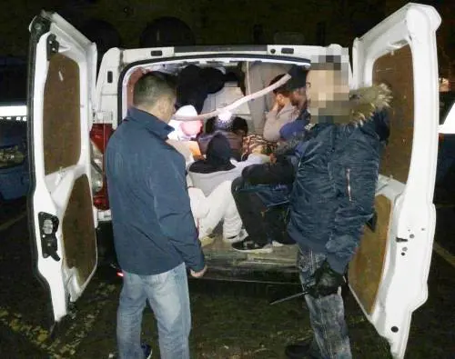 Ventimiglia, 15 migranti nascosti in un furgoncino