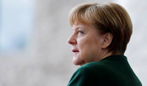 Juncker e Merkel gongolano: "Vittoria per un'Europa forte"