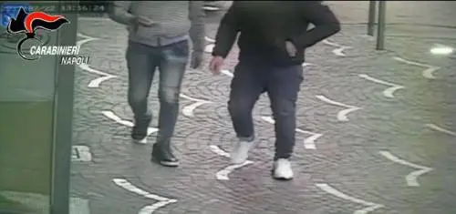 Napoli, rapina banca ma perde i soldi: passanti si appropriano del bottino
