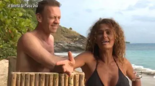 Isola dei Famosi, la De Grenet a Siffredi: "Voglio vedere la Tour Eiffel"