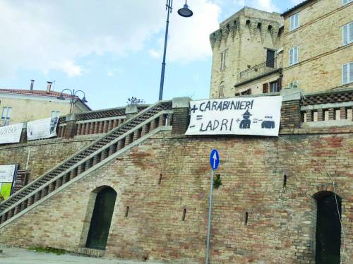 Uccide ladro in fuga: indagato. Ma il paese difende il carabiniere