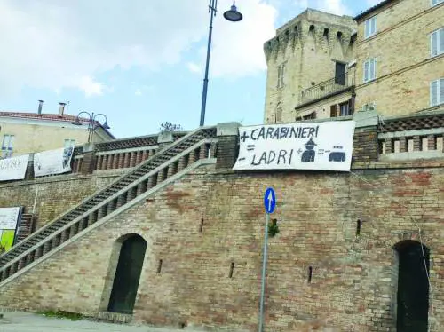 Uccide ladro in fuga: indagato. Ma il paese difende il carabiniere