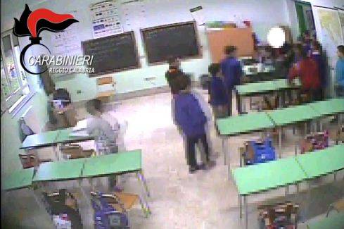 Reggio Calabria, maltrattamenti in una scuola elementare: sospese due maestre