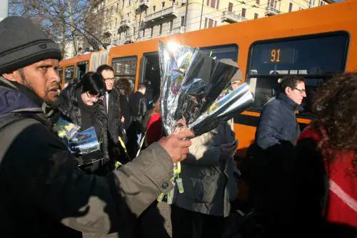 L'appello di Salvini "Non comprate mimose dai clandestini ai semafori"