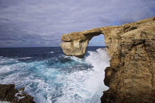 Crolla la "Finestra azzurra" di Malta: il maltempo distrugge la nota meta turistica
