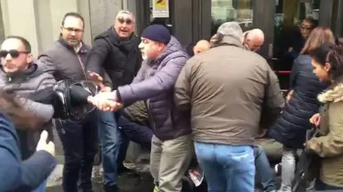 Napoli, Salvini contestato: "Le solite zecche"
