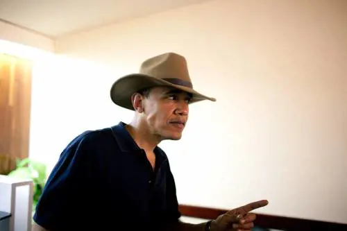 Il fratellastro di Obama: "Barack è nato in Kenya, ho le prove"
