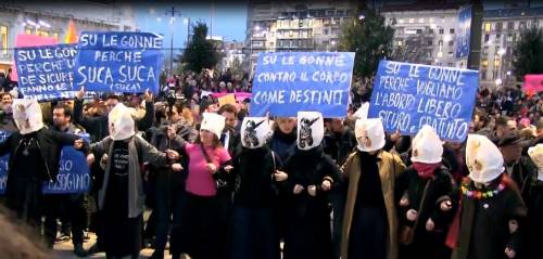 In piazza senza mutande: l'ultima farsa delle femministe