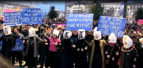 In piazza senza mutande: l'ultima farsa delle femministe