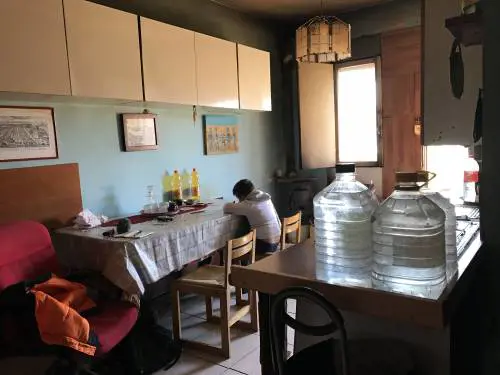 Italiani senza casa: il comune gli propone di trasferirsi in un campo rom