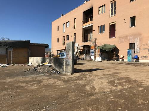 Taranto, famiglie di italiani occupano le case dei migranti: "Ne abbiamo più diritto noi"