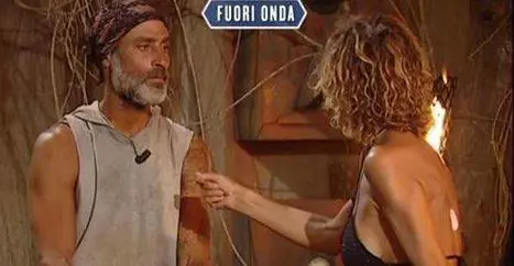 Isola dei Famosi, Eva Grimaldi a Raz nel fuori onda: "Io ti amo"