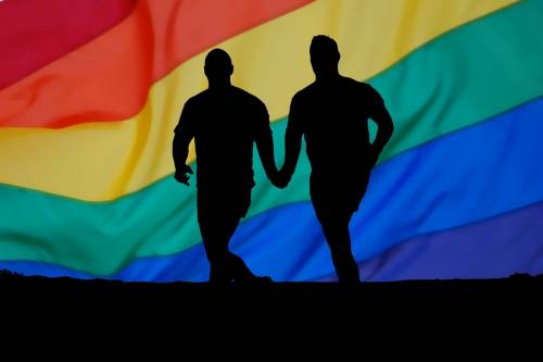 Bimbi divisi tra papà gay e mamma lesbica: è il "coparenting" la famiglia del futuro