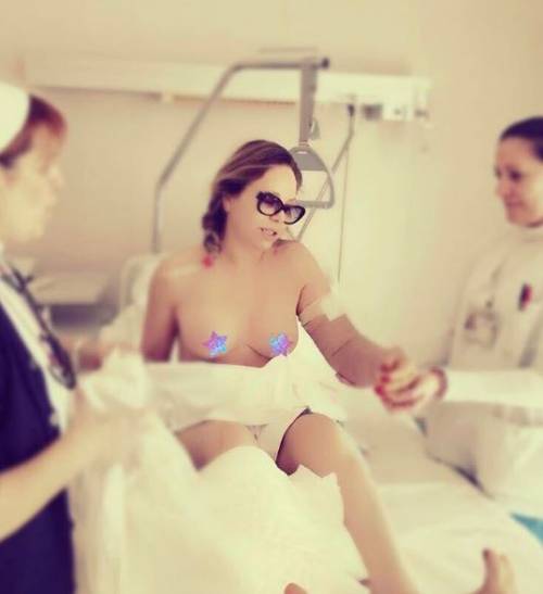 Naike Rivelli pubblica una foto osé della madre all'ospedale. Scatta l'ira degli utenti