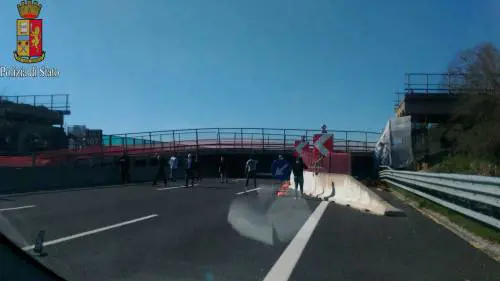 Ancona, una testimone: "Tanta polvere, poi il crollo. Situazione tragica"