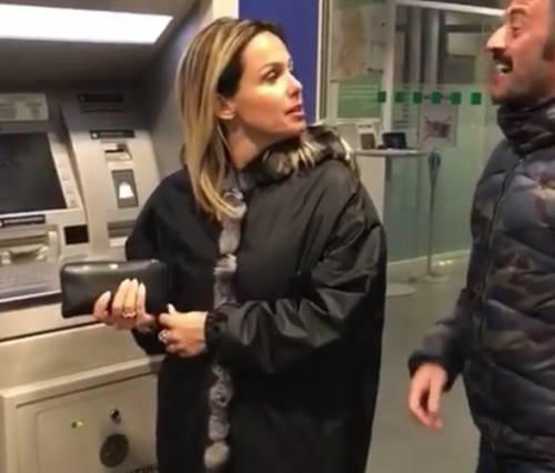 La moglie di Paolo Bonolis al bancomat: "Che ci faccio con 30 euro?"