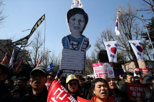La folla si ammassa di fronte al Palazzo presidenziale a Seoul