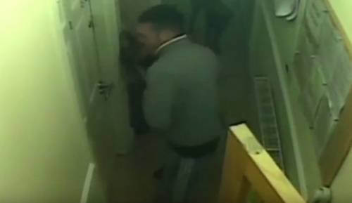 Gb, getta dalle scale la fidanzata per due volte: condannato a 13 anni di carcere