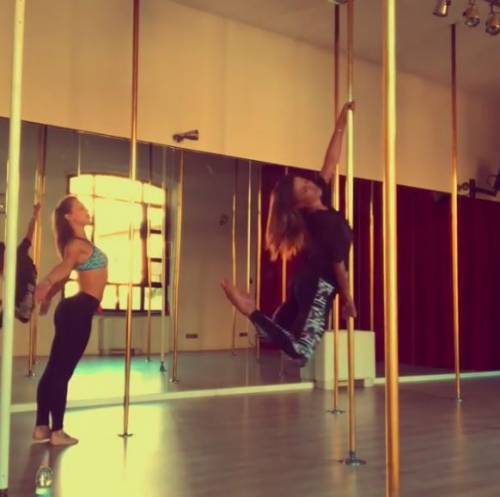 Belen pubblica il video della sua prima lezione di pole dance. Ma scoppia la polemica