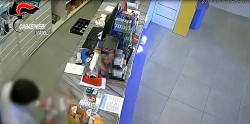 Napoli, rapinano banche e farmacie poi su Facebook:  "Siamo dei pistoleri"